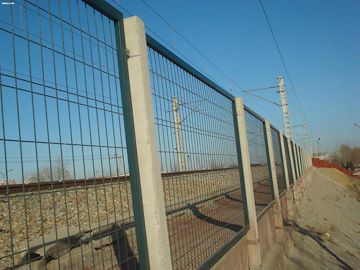 铁路浸塑隔离栅，铁路围栏安防设施隔离栅